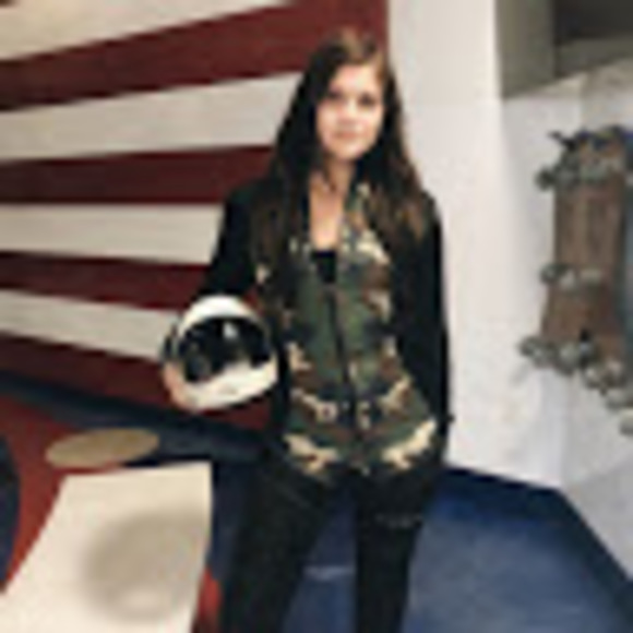 Meet your Posher, Kayla - Picture 1 of 1